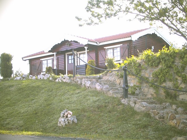 Cabaña con hall exterior de entrada cubierto.
