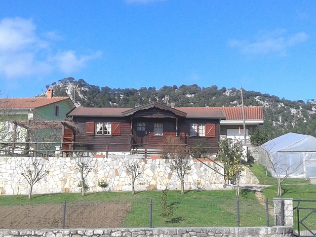 Cabaña con hall exterior de entrada cubierto.