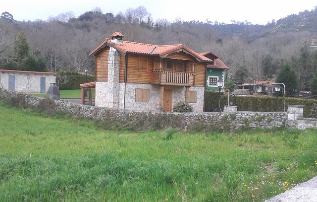 Cabaña con hall exterior de entrada cubierto.