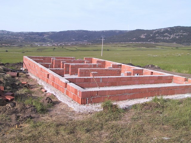 Cabaña con hall exterior de entrada cubierto.
