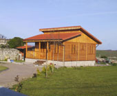 Cabaña de entramado, con tablón de madera por ambas caras.