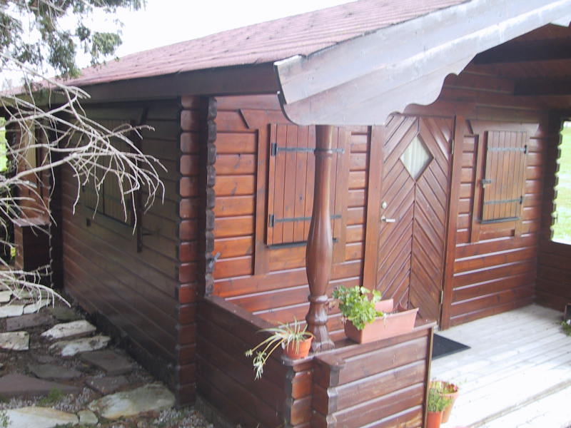 Refugio con entrada cubierta al frente.