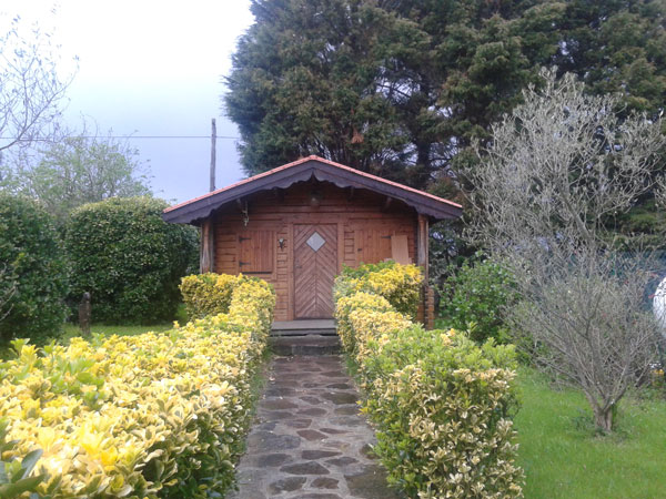 Refugio con entrada cubierta al frente.
