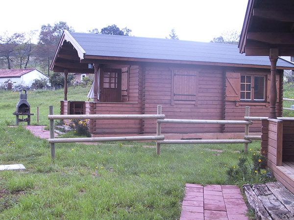 Refugio con entrada cubierta al frente.