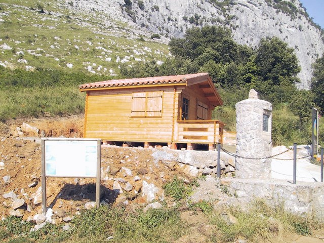 Refugio con terraza. al frente.