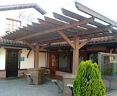 Pérgola móvil, con dos mesas incorporadas.