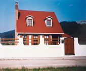 Vivienda de dos plantas construída con entramado.