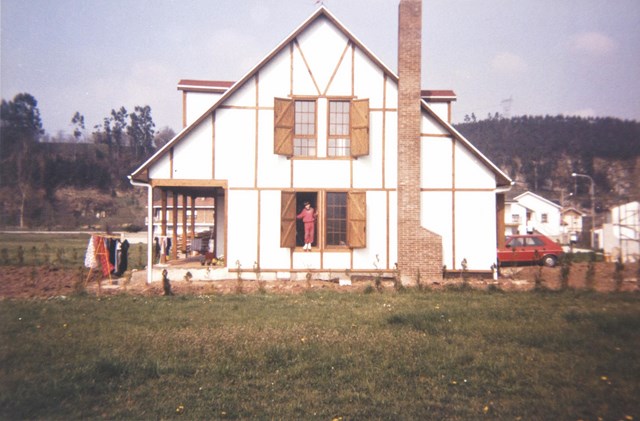 Vivienda de dos plantas construída con entramado.