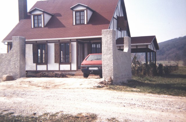 Vivienda de dos plantas construída con entramado.
