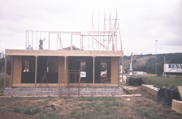 Vivienda de dos plantas construída con entramado.