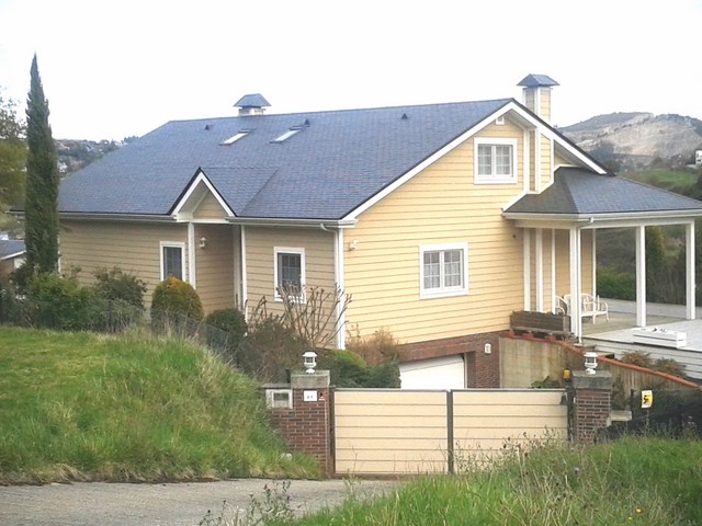 Vivienda de 2 alturas, de entramado.
