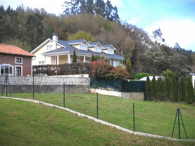 Vivienda de 2 alturas, de entramado.