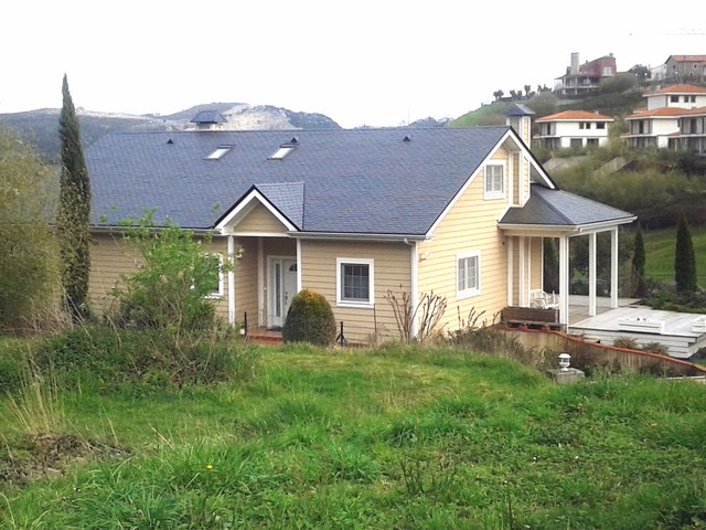 Vivienda de 2 alturas, de entramado.