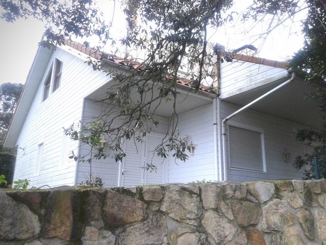 Vivienda de dos plantas, de entramado.