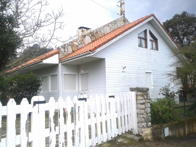 Vivienda de dos plantas, de entramado.