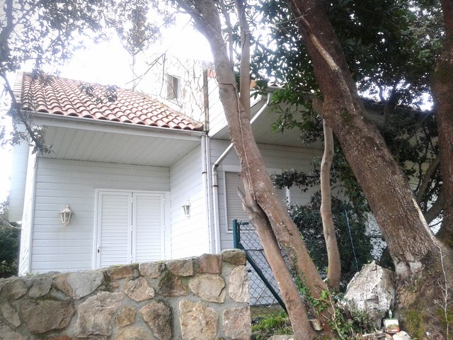 Vivienda de dos plantas, de entramado.