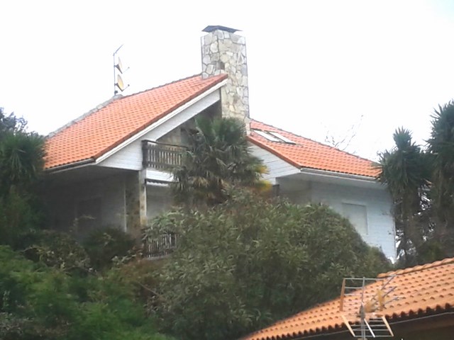 Vivienda de dos plantas, de entramado.