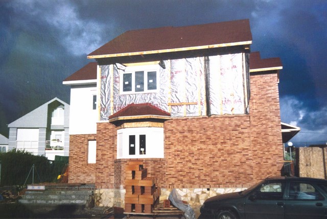 Vivienda de dos plantas construida con entramado