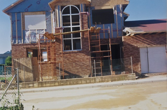 Vivienda de dos plantas construida con entramado