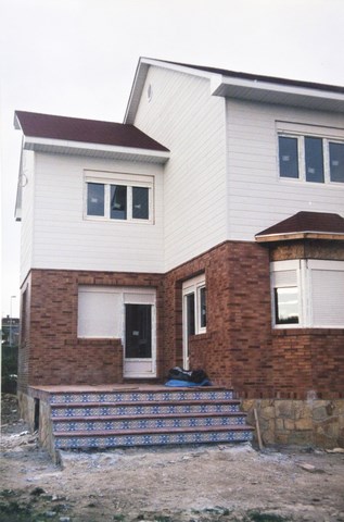 Vivienda de dos plantas construida con entramado