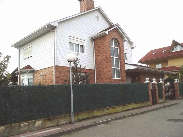 Vivienda de dos plantas construida con entramado