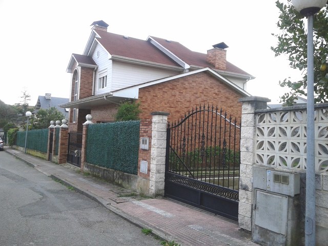 Vivienda de dos plantas construida con entramado