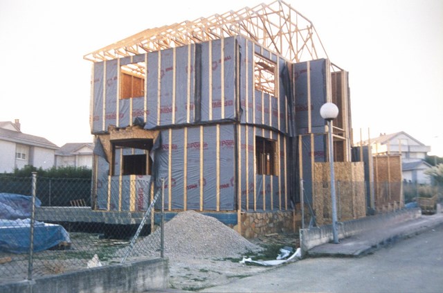 Vivienda de dos plantas construida con entramado