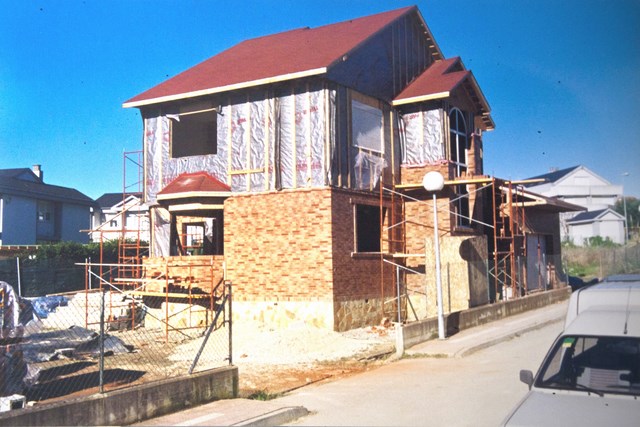 Vivienda de dos plantas construida con entramado