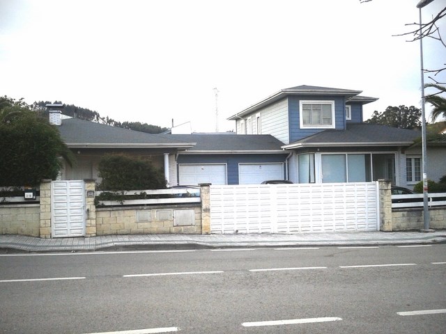 Conjunto de dos viviendas pareadas.(Vivienda bifamiliar).