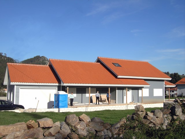Vivienda de dos  plantas, de entramado