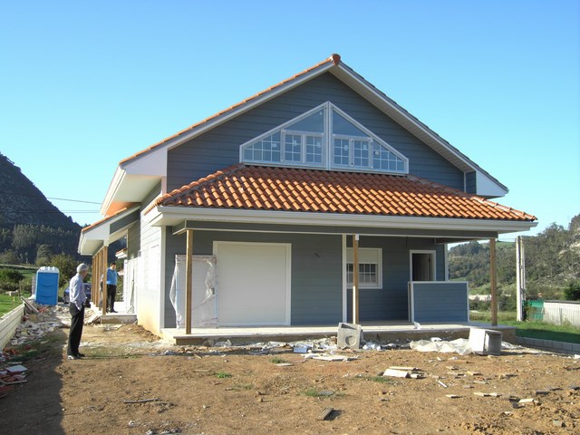 Vivienda de dos  plantas, de entramado