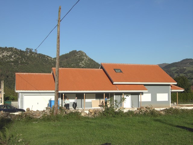 Vivienda de dos  plantas, de entramado