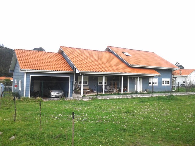 Vivienda de dos  plantas, de entramado