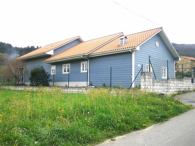 Vivienda de dos  plantas, de entramado