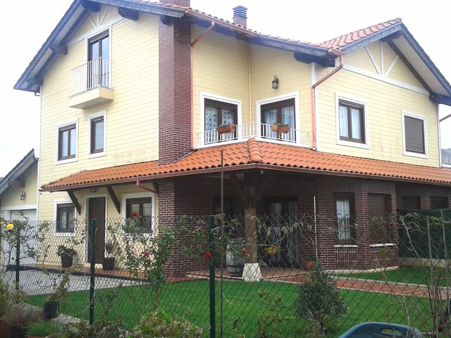 Conjunto de dos viviendas pareadas.