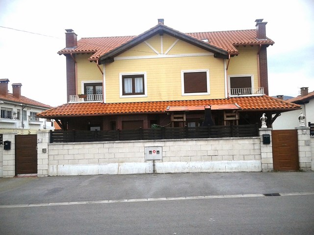 Conjunto de dos viviendas pareadas.