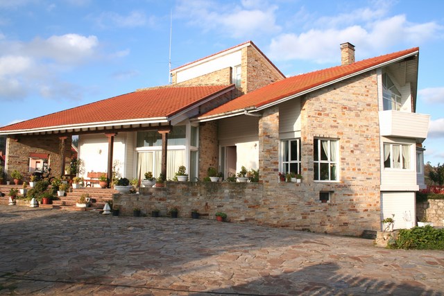 Vivienda bifamiliar de entramado, con  dos plantas + altillo.