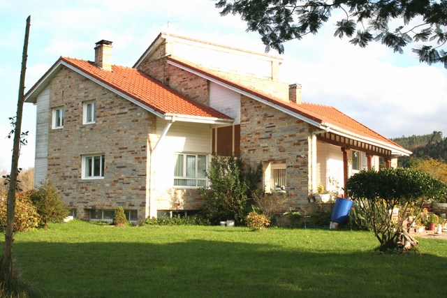 Vivienda bifamiliar de entramado, con  dos plantas + altillo.