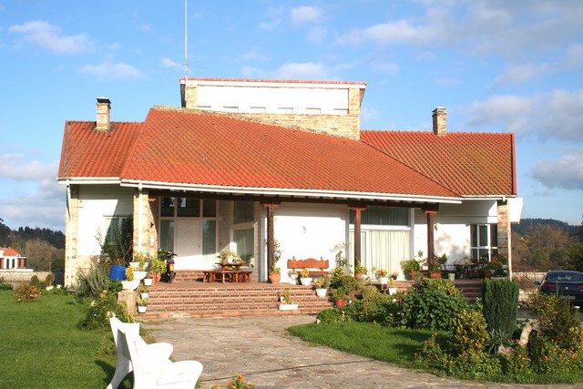Vivienda bifamiliar de entramado, con  dos plantas + altillo.