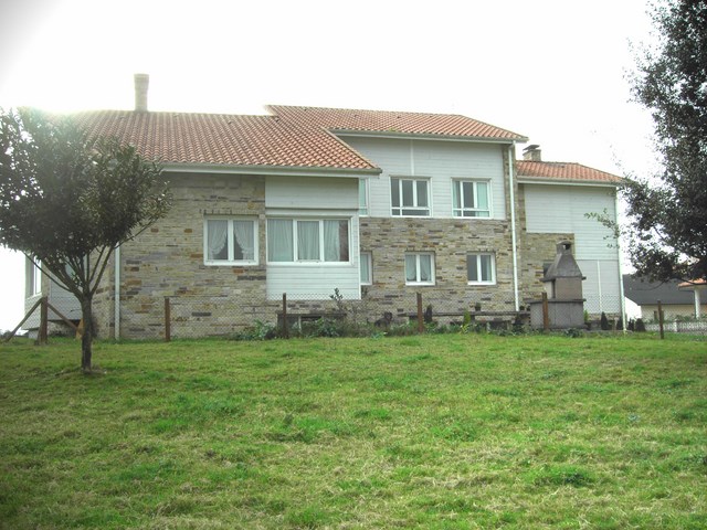 Vivienda bifamiliar de entramado, con  dos plantas + altillo.