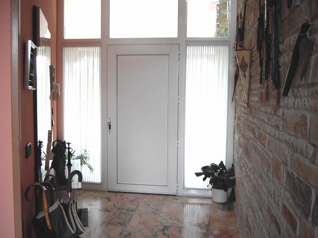 Vivienda bifamiliar de entramado, con  dos plantas + altillo.