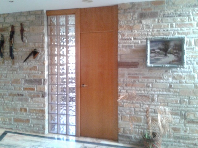 Vivienda bifamiliar de entramado, con  dos plantas + altillo.
