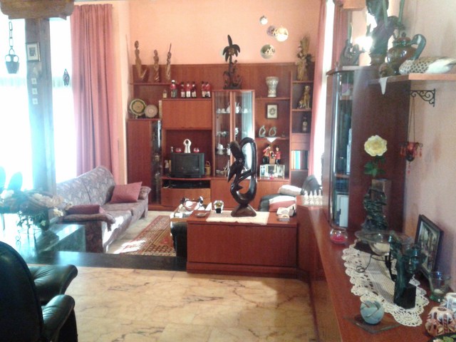 Vivienda bifamiliar de entramado, con  dos plantas + altillo.