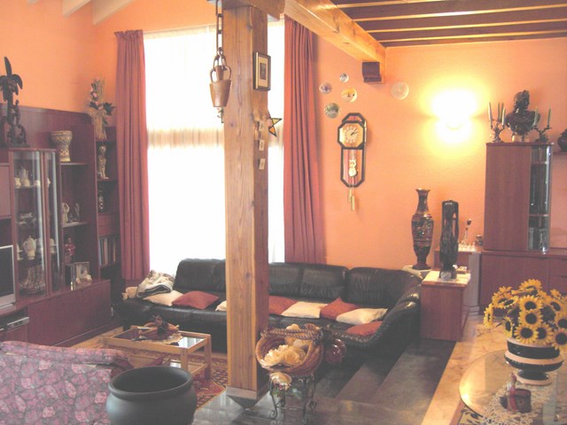 Vivienda bifamiliar de entramado, con  dos plantas + altillo.