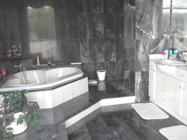 Vivienda bifamiliar de entramado, con  dos plantas + altillo.