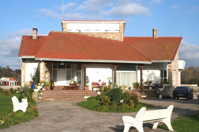 Vivienda bifamiliar de entramado, con  dos plantas + altillo.