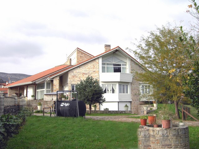 Vivienda bifamiliar de entramado, con  dos plantas + altillo.