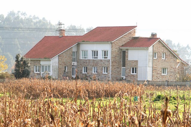 Vivienda bifamiliar de entramado, con  dos plantas + altillo.