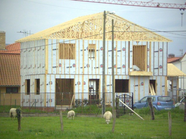 Vivienda de dos plantas de  entramado.