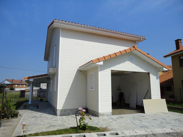 Vivienda de dos plantas de  entramado.